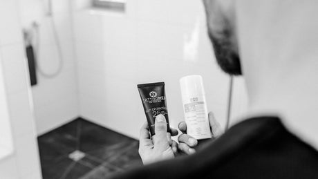Sonnencreme Tube und Flasche in Hand Nahaufnahme