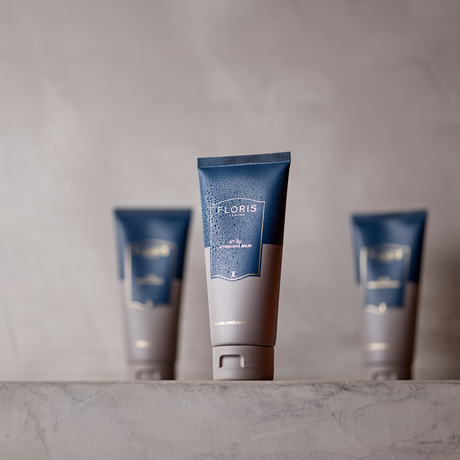 Floris - No.89 - Feuchtigkeitscreme für Gesicht, sowie Aftershave Balm und Shaving Cream auf dunklem Hintergrund 