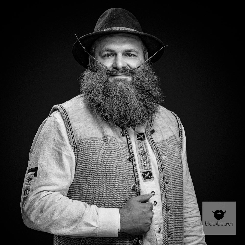 Bartträger mit Trachtenhut und Vollbart in Tracht, Schwarz-Weiß-Porträt für Blackbeards