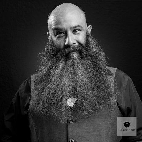 Bartträger mit Glatze, langem Vollbart und Weste, Schwarz-Weiß-Porträt für Blackbeards