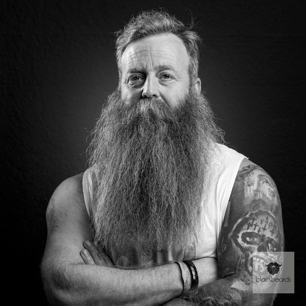 Bartträger mit langem Vollbart und Tattoos, Arme verschränkt, Schwarz-Weiß-Porträt für Blackbeards
