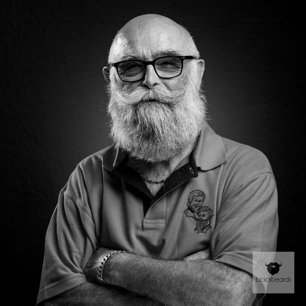 Bartträger mit Glatze, Brille und kurzem weißem Bart, Schwarz-Weiß-Porträt für Blackbeards