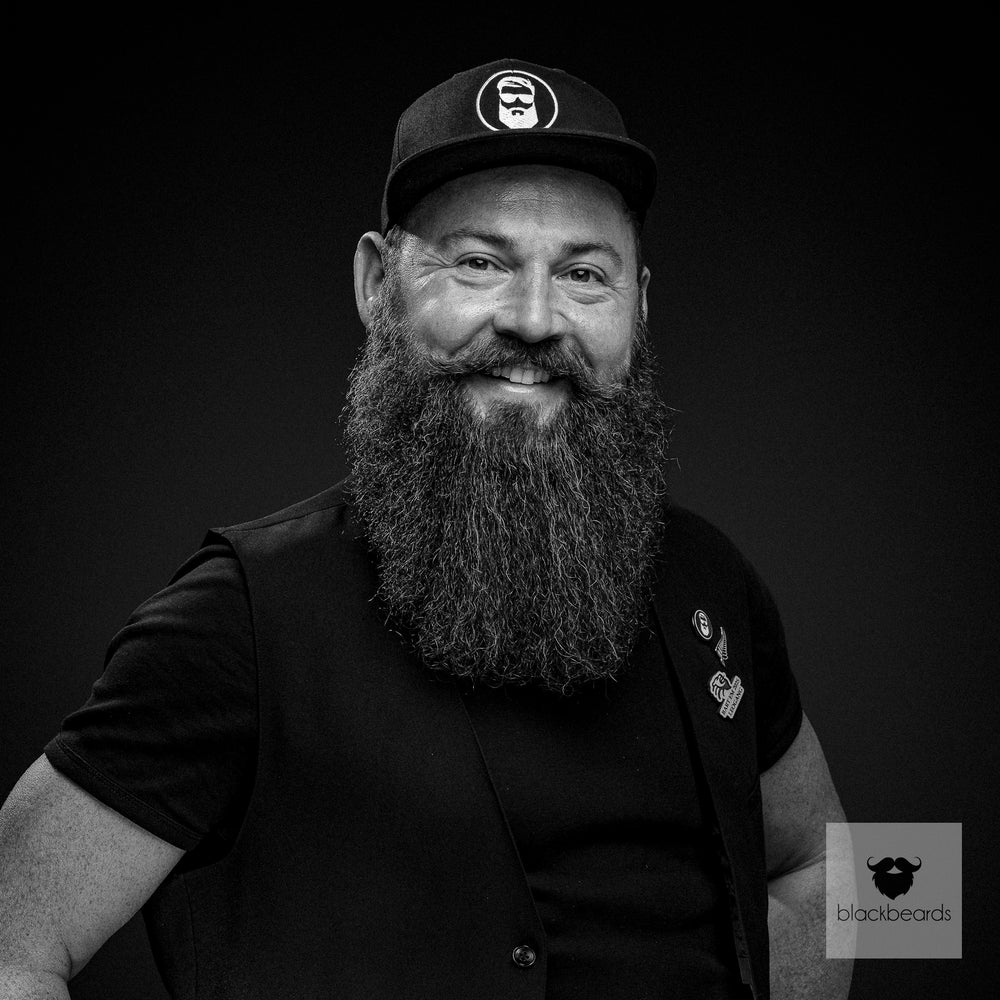 Bartträger mit Kappe und langem Vollbart, lachend, Schwarz-Weiß-Porträt für Blackbeards