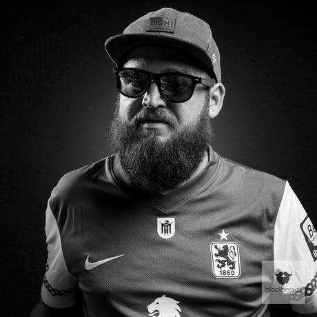 Bartträger mit Kappe, Sonnenbrille und gestutztem Vollbart, Schwarz-Weiß-Porträt für Blackbeards