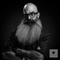 Bartträger mit Glatze, Brille und langem Vollbart, Arme verschränkt, Schwarz-Weiß-Porträt für Blackbeards