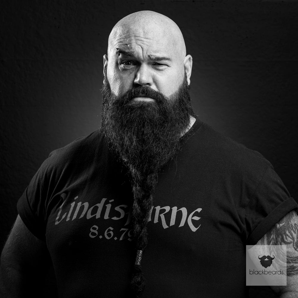 Bartträger mit Glatze und geflochtenem Vollbart, Schwarz-Weiß-Porträt für Blackbeards