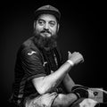 Bartträger mit Kappe und Vollbart im Trikot, Schwarz-Weiß-Porträt für Blackbeards