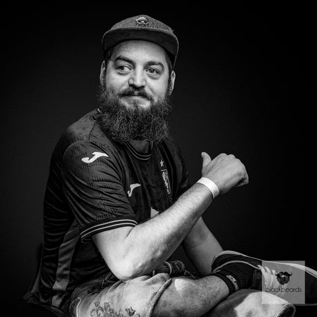 Bartträger mit Kappe und Vollbart im Trikot, Schwarz-Weiß-Porträt für Blackbeards