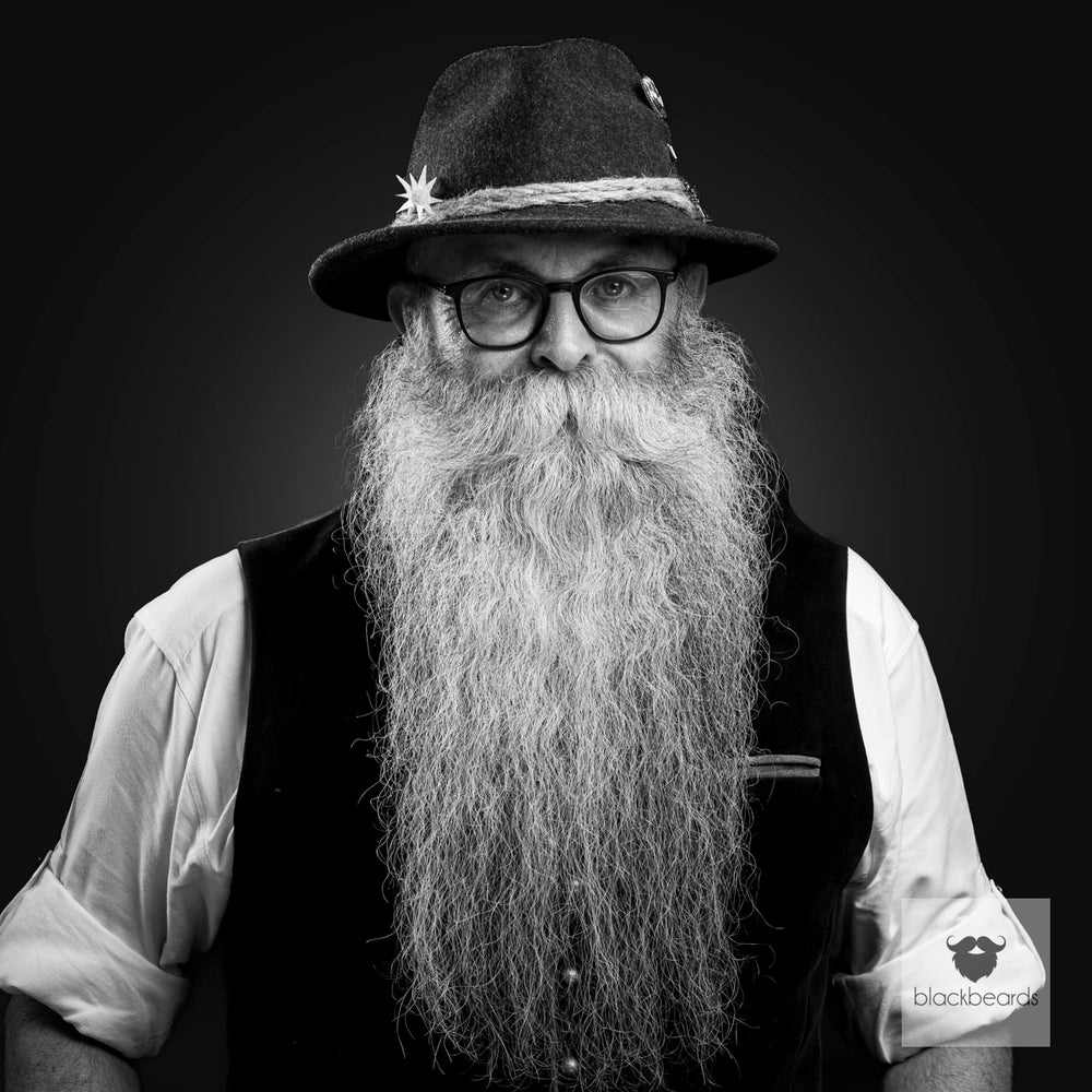 Bartträger mit Trachtenhut, Brille und langem grauem Vollbart, Schwarz-Weiß-Porträt für Blackbeards