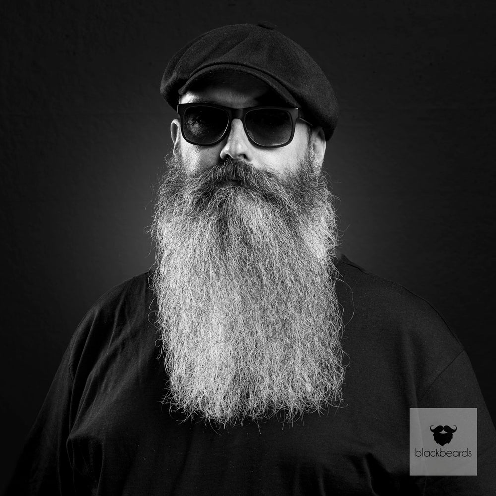 Bartträger mit Schiebermütze, Sonnenbrille und langem grauem Vollbart, Schwarz-Weiß-Porträt für Blackbeards