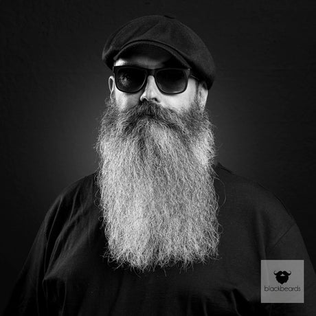 Bartträger mit Schiebermütze, Sonnenbrille und langem grauem Vollbart, Schwarz-Weiß-Porträt für Blackbeards