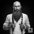 Bartträger mit Glatze, Brille, langem dunklem Bart und Hosenträgern, Schwarz-Weiß-Porträt für Blackbeards