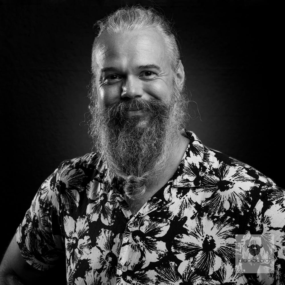 Bartträger mit Vollbart im Hawaiihemd, lachend, Schwarz-Weiß-Porträt für Blackbeards