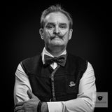Bartträger mit gezwirbeltem Schnurrbart, Fliege und Weste, Schwarz-Weiß-Porträt für Blackbeards