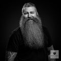 Bartträger mit langem Vollbart und Tattoos, Schwarz-Weiß-Porträt für Blackbeards