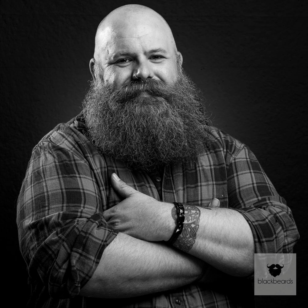 Bartträger mit Glatze, Vollbart und Karohemd, Schwarz-Weiß-Porträt für Blackbeards