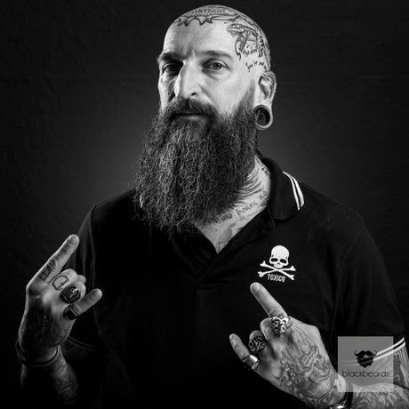Bartträger mit tätowiertem Kopf und langem Vollbart, Schwarz-Weiß-Porträt für Blackbeards