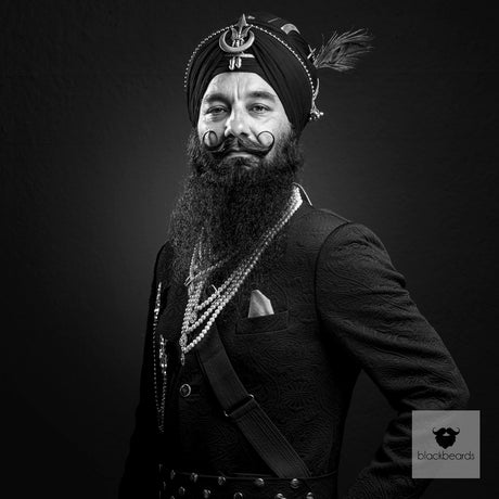 Bartträger mit Turban, gezwirbeltem Schnurrbart und langem Bart, Schwarz-Weiß-Porträt für Blackbeards