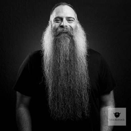 Bartträger mit sehr langem grauem Vollbart, Schwarz-Weiß-Porträt für Blackbeards
