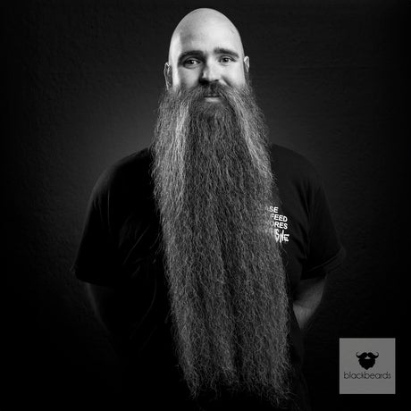 Bartträger mit Glatze und sehr langem Vollbart, Schwarz-Weiß-Porträt für Blackbeards