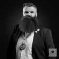 Bartträger mit Vollbart, Sakko und Medaille, Schwarz-Weiß-Porträt für Blackbeards