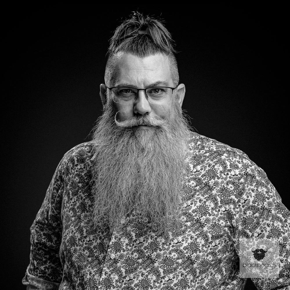 Bartträger mit Dutt, Brille und langem grauem Vollbart, Schwarz-Weiß-Porträt für Blackbeards
