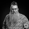 Bartträger mit Dutt, Brille und langem grauem Vollbart, Schwarz-Weiß-Porträt für Blackbeards