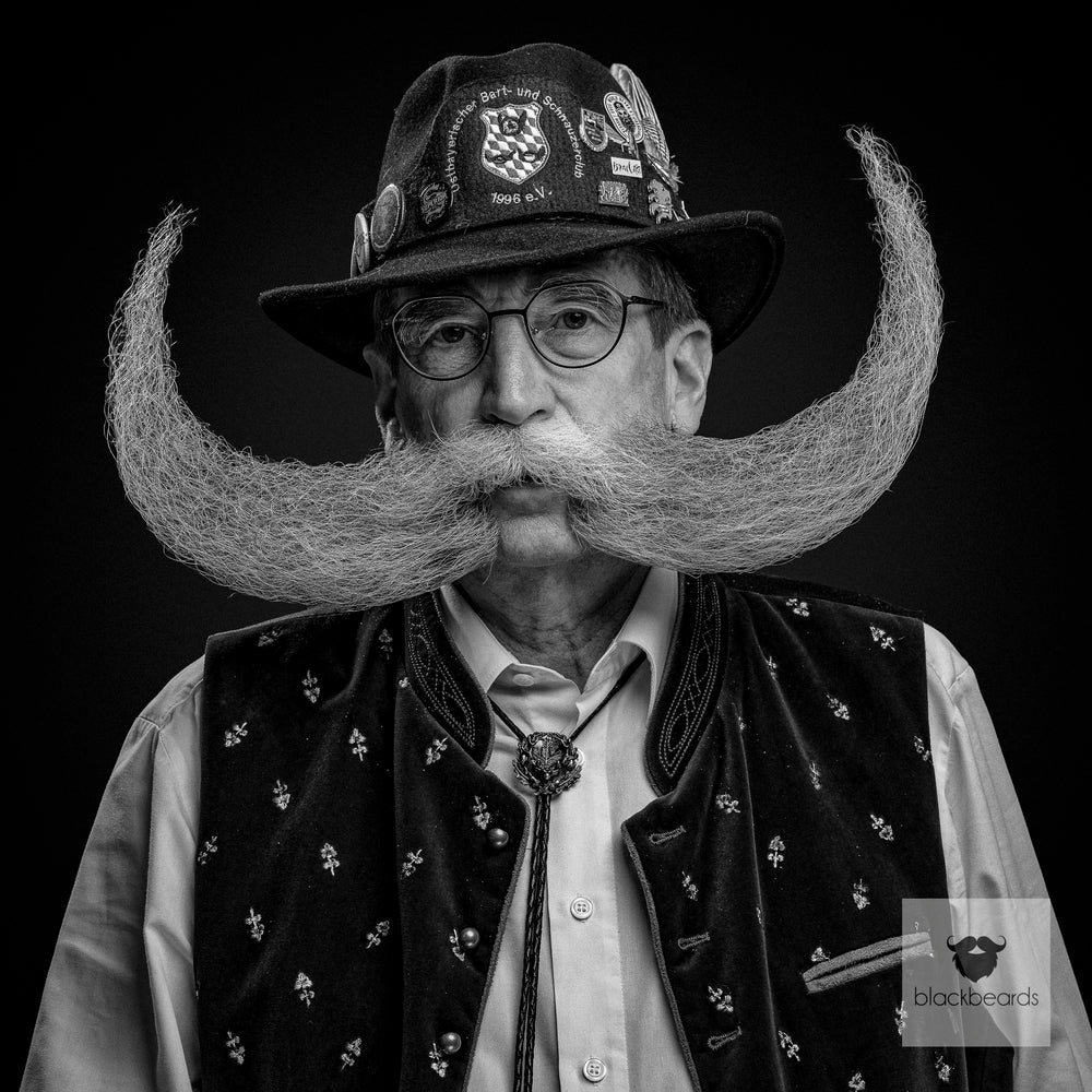 Bartträger mit Trachtenhut, Brille und riesigem gezwirbeltem Schnurrbart, Schwarz-Weiß-Porträt für Blackbeards