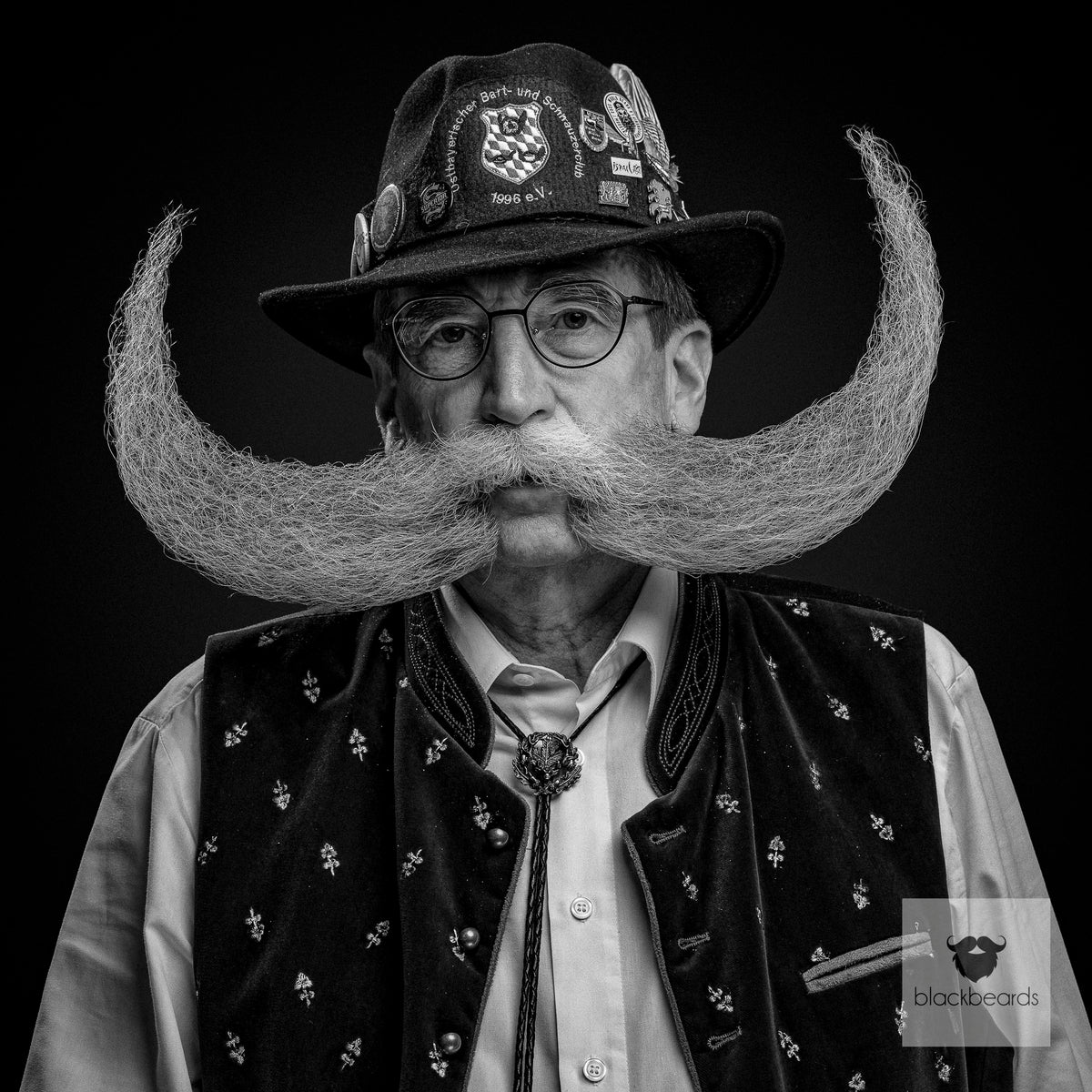 Bartträger mit Trachtenhut, Brille und riesigem gezwirbeltem Schnurrbart, Schwarz-Weiß-Porträt für Blackbeards