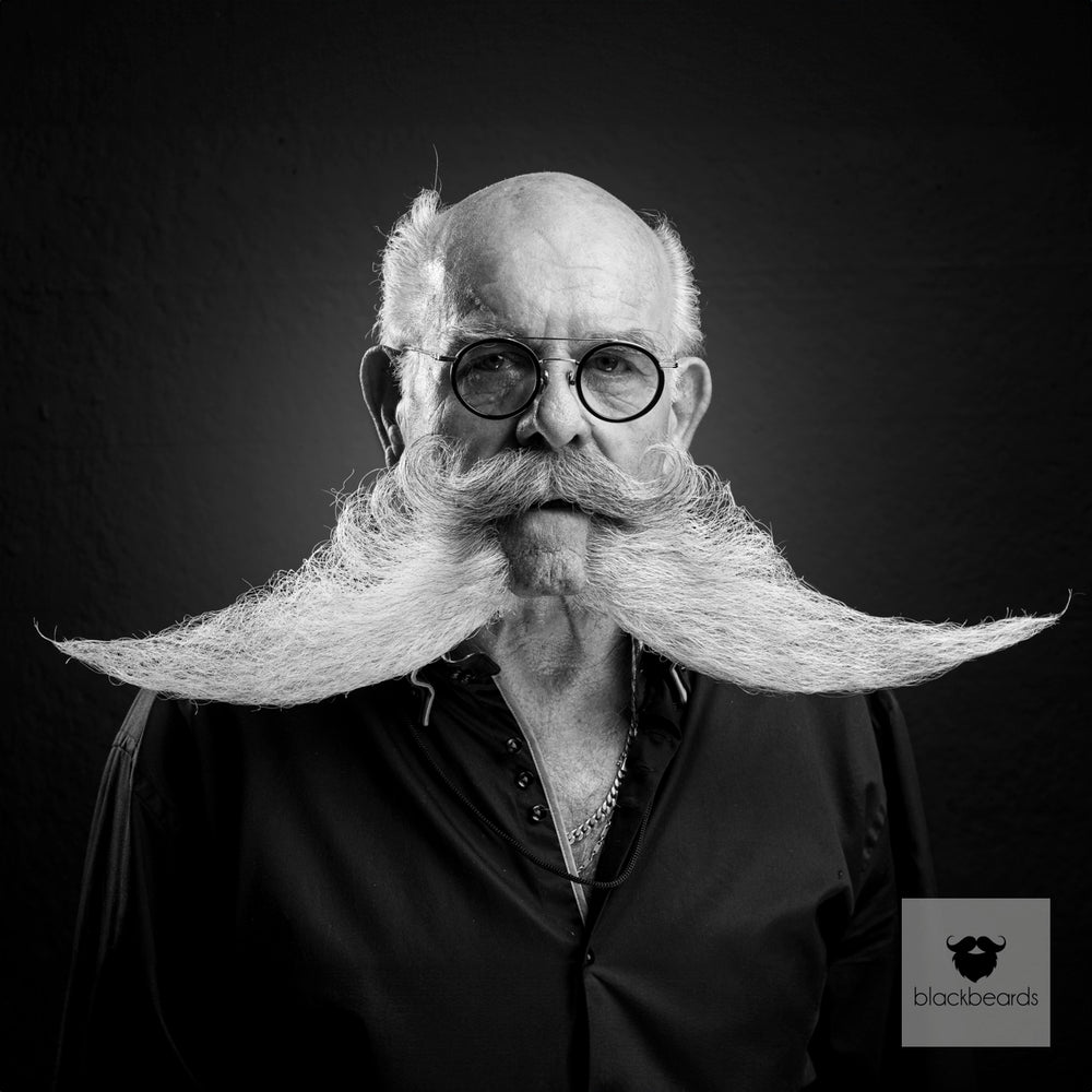 Bartträger mit Glatze, Brille und breitem weißem Schnurrbart, Schwarz-Weiß-Porträt für Blackbeards