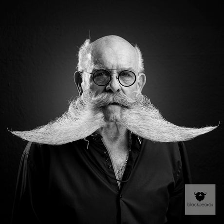 Bartträger mit Glatze, Brille und breitem weißem Schnurrbart, Schwarz-Weiß-Porträt für Blackbeards