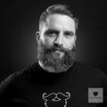 Bartträger mit Seitenscheitel, gestutztem Bart und gezwirbeltem Schnurrbart, Schwarz-Weiß-Porträt für Blackbeards