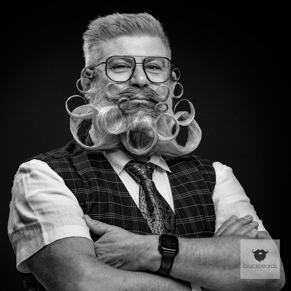 Bartträger mit Brille und grauen Locken im Freistil-Bart, Schwarz-Weiß-Porträt für Blackbeards