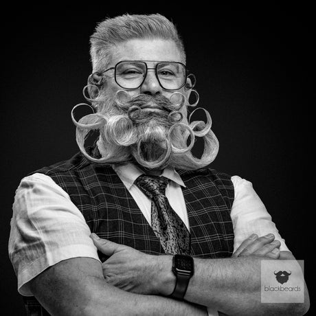Bartträger mit Brille und grauen Locken im Freistil-Bart, Schwarz-Weiß-Porträt für Blackbeards