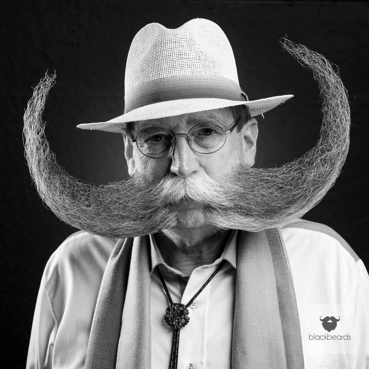 Bartträger mit Strohhut, Brille und riesigem gezwirbeltem Schnurrbart, Schwarz-Weiß-Porträt für Blackbeards