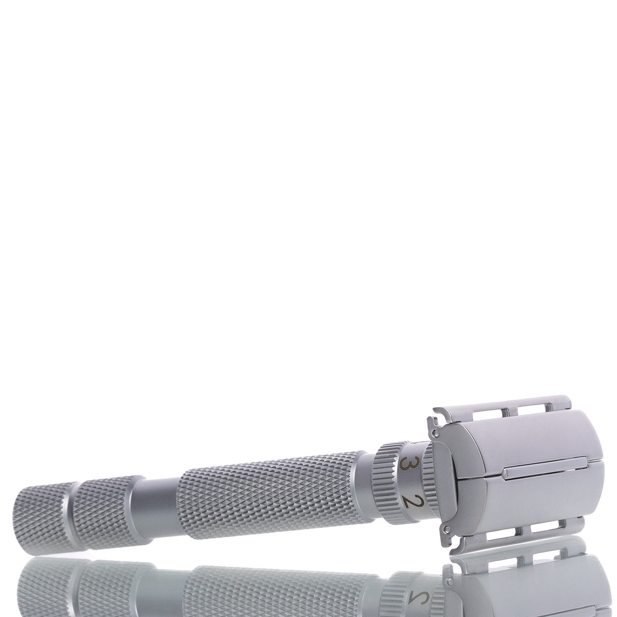 Rasierhobel Model T2 Brushed Chrome, geschlossener Kamm, Butterfly-Verschluss, Double Edge