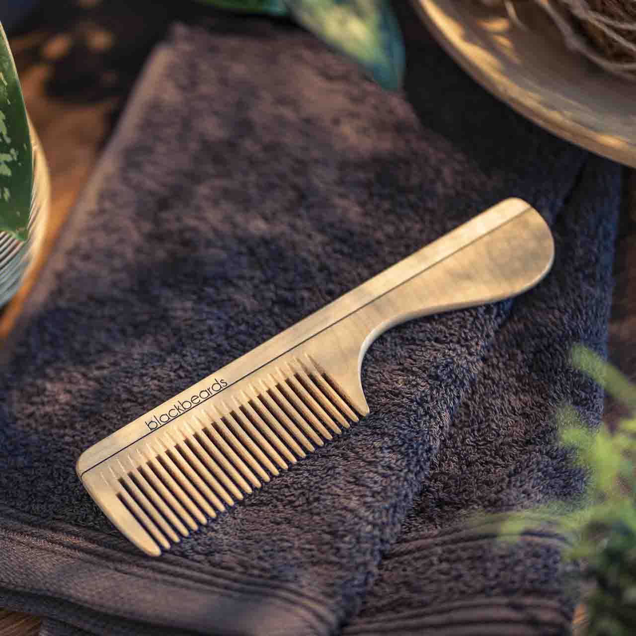 blackbeards Bartkamm aus Ahornholz mit Griff, mit mittlerer Zahnung |  Bartpflege | blackbeards